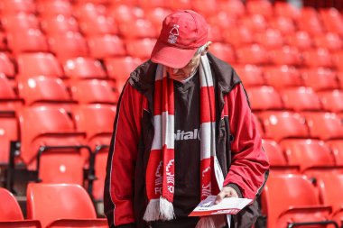 Nottingham Forest taraftarları Premier Lig maçı sırasında Nottingham Forest Everton 'a karşı City Ground, Nottingham, İngiltere, 12 Nisan 2025' te geldiler.