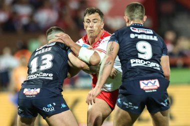 Jai Whitbread, Wigan Warriors 'dan Kaide Ellis ve Wigan Warriors' tan Brad O 'neill tarafından 7. Betfred Süper Lig karşılaşmasında yenildi. Hull KR, Wigan Warriors' a karşı Sewell Group Craven Park, Kingston üzerine Hull, Birleşik Krallık, 11 Nisan 2025