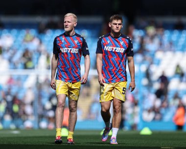 Premier Lig karşılaşmasında Crystal Palace 'dan Will Hughes ve Maxence Lacroix Etihad Stadyumu' nda Manchester City 'ye karşı Crystal Palace, 12 Nisan 2025