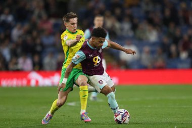 Burnley 'li Marcus Edwards, Burnley ile Norwich City arasındaki 11 Nisan 2025' te oynanan Gökyüzü İddia Şampiyonası maçında rakibini yendi.