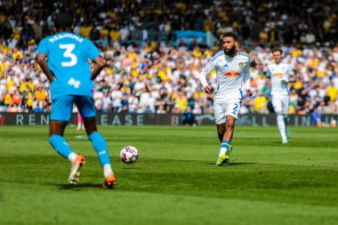 Leeds United takımından Jayden Bogle, 12 Nisan 2025 'te Leeds Road, İngiltere' de Leeds United ile Preston North End arasındaki Sky Bet Şampiyonası maçında pas attı.