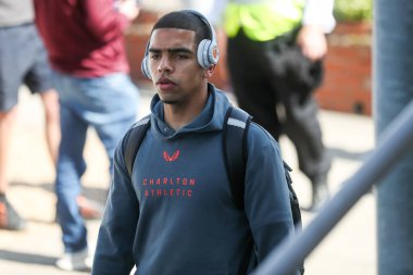 Charlton Atletizm takımından Tennai Watson, 12 Nisan 2025 'te Cledara Abbey Stadyumu' nda oynanan Cambridge United - Charlton Atletizm karşılaşması öncesinde Cledara Abbey Stadyumu 'na geldi.