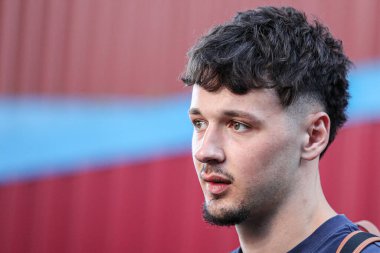 Burnley 'den James Trafford, Burnley ile Norwich City arasındaki 11 Nisan 2025 tarihli Gökyüzü İddia Şampiyonası karşılaşması öncesinde stadyuma geldi.