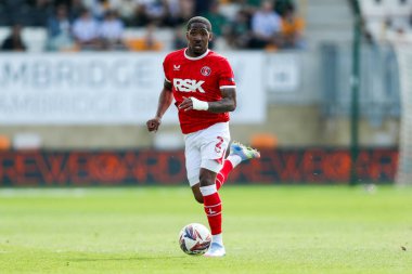 Charlton Athletic takımından Kayne Ramsay, 12 Nisan 2025 'te Cledara Abbey Stadyumu' nda oynanan Cambridge United - Charlton Athletic maçında topla koşuyor.