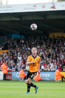 Cambridge United takımından Liam Bennett, 12 Nisan 2025 'te Cledara Abbey Stadyumu' nda oynanan Cambridge United - Charlton Athletic maçında topu kontrol ediyor.