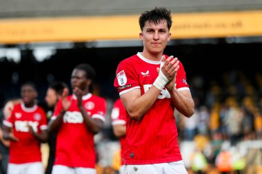 Charlton Athletic 'ten Tom McIntyre, 12 Nisan 2025' te Cledara Abbey Stadyumu 'nda oynanan Cambridge United - Charlton Athletic maçının ardından takımların zaferini kutluyor.