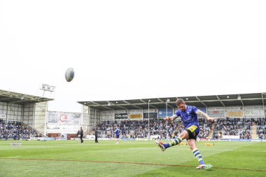 Warrington Wolves 'dan Marc Sneyd maç öncesi ısınma turunda 7. Betfred Süper Ligi karşılaşması öncesinde Warrington Wolves Hull FC' ye karşı Halliwell Jones Stadyumu, Warrington, Birleşik Krallık, 12 Nisan 2025