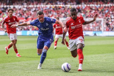 Nottingham Ormanı 'ndan Jack Harrison ve Nottingham Ormanı' ndan Callum Hudson-Odoi Premier Lig maçı sırasında Nottingham Forest, Everton 'a karşı 12 Nisan 2025' de City Ground, Nottingham, İngiltere 'de oynadılar.