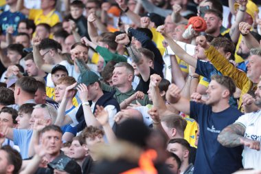 Leeds taraftarları takımlarının 12 Nisan 2025 'te Leeds Road, Leeds, İngiltere' de oynanan Leeds United - Preston North End maçında kazandığı galibiyeti kutluyorlar.