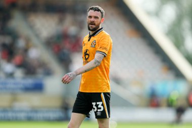 Cambridge United takımından Scott Malone, 12 Nisan 2025 'te Cledara Abbey Stadyumu' nda oynanan Cambridge United - Charlton Athletic maçında izlemektedir.