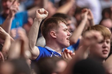 Everton taraftarları 12 Nisan 2025 'te İngiltere' nin Nottingham City Ground kentinde oynanan Premier League maçında zaferi kutluyorlar.