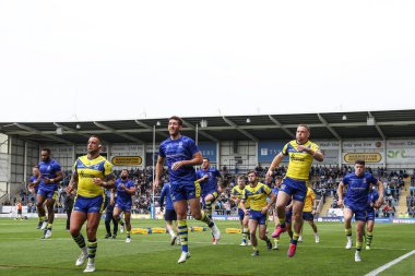 Warrington Wolves oyuncuları maç öncesi ısınma turunda Warrington Wolves vs Hull FC 'ye karşı Halliwell Jones Stadyumu, Warrington, İngiltere, 12 Nisan 2025