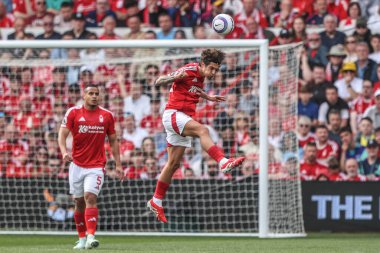 Nottingham Ormanı 'ndan Nicols Domnguez Premier Lig maçı sırasında Nottingham Forest' a karşı Everton City Ground, Nottingham, İngiltere 'de 12 Nisan 2025' de yüksek topu kazanmak için sıçradı.