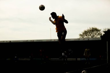 Cambridge United takımından Kelland Watts, 12 Nisan 2025 'te Cledara Abbey Stadyumu' nda oynanan Cambridge United ve Charlton Athletic maçında topa liderlik ediyor.