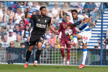 Queens Park Rangers takımından Jonathan Varane, 12 Nisan 2025 'te Londra' daki Kiyan Prince Foundation Stadyumu 'nda oynanan Queens Park Rangers - Bristol City maçında topu tehlikeden uzaklaştırdı.