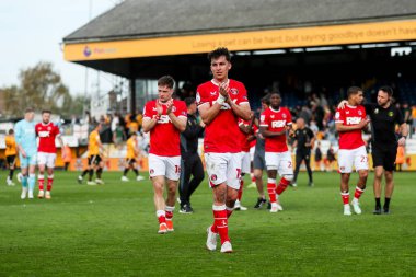 Charlton Athletic 'ten Tom McIntyre, 12 Nisan 2025' te Cledara Abbey Stadyumu 'nda oynanan Cambridge United - Charlton Athletic maçının ardından takımların zaferini kutluyor.