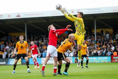 Cambridge United takımından Jack Stevens, 12 Nisan 2025 'te Cledara Abbey Stadyumu' nda oynanan Cambridge United - Charlton Athletic maçında kurtarıyor.