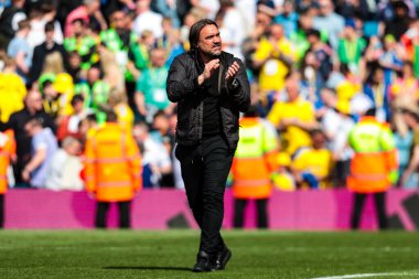 Daniel Farke Leeds United Manager, 12 Nisan 2025 'te İngiltere' nin Leeds şehrinde oynanan ve Leeds United 'ın Preston North End' e karşı oynadığı Sky Bet Şampiyonası final düdüğünün ardından taraftarları alkışlıyor.