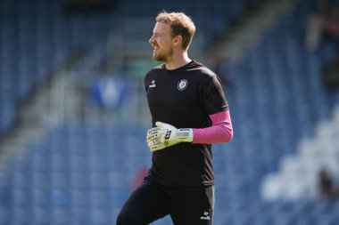 Bristol City 'den Lewis Thomas, 12 Nisan 2025' te Londra 'daki Kiyan Prince Vakfı Stadyumu' nda oynanan Queens Park Rangers-Bristol maçı öncesinde ısınıyor.