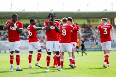 Charlton Atletizm takımından Tyreece Campbell, Kayne Ramsay ile 12 Nisan 2025 'te Cledara Abbey Stadyumu' nda oynanan ve Cambridge United 'ın Charlton Atletizm maçında 0-1 yenilen golünü kutluyor.