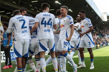 Leeds United takımından Jol Piroe ve Leeds United takımından Ilia Gruev, 12 Nisan 2025 'te Leeds United ve Preston North End arasındaki Sky Bet şampiyonluk maçını kutluyorlar.