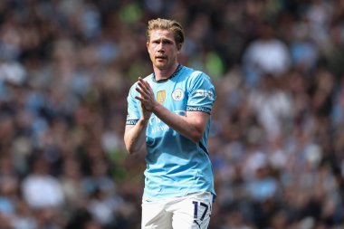 Manchester City 'den Kevin De Bruyne, Premier League maçı sırasında Etihad Stadyumu' nda oynanan Manchester City-Crystal Palace maçında taraftarları alkışlıyor.