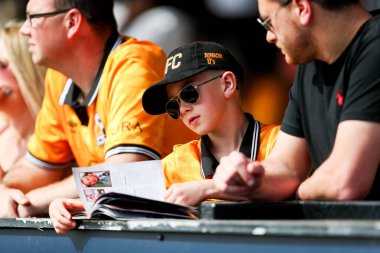 Taraftarlar Cledara Abbey Stadyumu 'na, 12 Nisan 2025' te oynanan Cambridge United ve Charlton Athletic maçından önce geldiler.