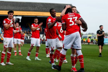 Charlton Athletic takımından Micah Mbick ve takım arkadaşları, 12 Nisan 2025 'te Cledara Abbey Stadyumu' nda oynanan Cambridge United - Charlton Athletic maçının ardından takımların kazandığı galibiyet sonrasında taraftarlarıyla kutlama yaptılar.