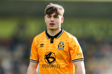 Cambridge United takımından Josh Stokes, 12 Nisan 2025 'te Cledara Abbey Stadyumu' nda oynanan Cambridge United - Charlton Athletic maçında maçı izliyor.