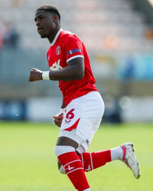 Charlton Athletic takımından Josh Edwards, 12 Nisan 2025 'te Cledara Abbey Stadyumu' nda oynanan Cambridge United - Charlton Athletic maçında maç yapıyor.