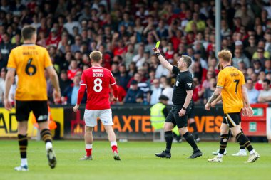 Hakem James Durkin, 12 Nisan 2025 'te Cledara Abbey Stadyumu, Cambridge' de oynanan Sky Bet 1 karşılaşmasında Conor Coventry 'e sarı kart gösterdi.