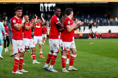 Charlton Athletic, 12 Nisan 2025 'te Cledara Abbey Stadyumu' nda oynanan Cambridge United - Charlton Athletic maçının ardından takımların kazandığı galibiyeti taraftarlarla kutluyor.