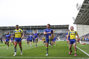 Warrington Wolves oyuncuları maç öncesi ısınma turunda Warrington Wolves vs Hull FC 'ye karşı Halliwell Jones Stadyumu, Warrington, İngiltere, 12 Nisan 2025