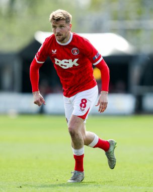 Charlton Athletic takımından Luke Berry, 12 Nisan 2025 'te Cledara Abbey Stadyumu' nda oynanan Cambridge United - Charlton Athletic maçında maç yapıyor.