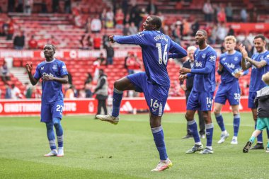 Everton 'dan Abdoulaye Doucour, Premier League maçından sonra İngiltere' nin Nottingham kentinde oynanan Nottingham Forest-Everton maçında taraftarlarıyla birlikte kutluyor.