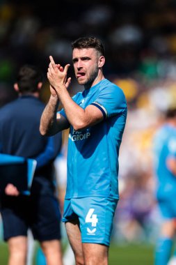 Preston North End 'den Ben Whiteman, 12 Nisan 2025' te İngiltere 'nin Elland Road kentinde oynanan Sky Bet Şampiyonası' ndaki son düdük sesinden sonra taraftarları alkışlıyor.