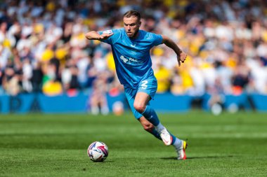 Preston North End 'den Ryan Porteous, 12 Nisan 2025' te İngiltere 'nin Elland Road kentinde oynanan Leeds United - Preston North End maçında topu aldı.