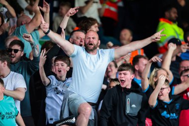 Preston taraftarları 12 Nisan 2025 'te İngiltere, Leeds Road' da Leeds United ve Preston North End arasındaki Sky Bet Şampiyonluk maçını kutluyorlar.