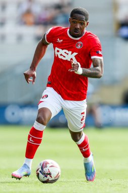 Charlton Athletic takımından Kayne Ramsay, 12 Nisan 2025 'te Cledara Abbey Stadyumu' nda oynanan Cambridge United - Charlton Athletic maçında topla koşuyor.