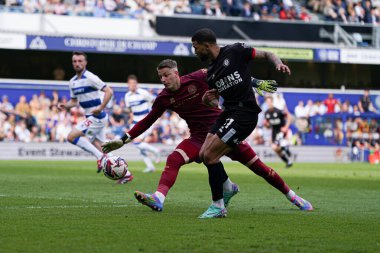 Bristol City 'den Nahki Wells, Queens Park Rangers' ın Bristol City 'e karşı oynadığı 12 Nisan 2025' te Londra 'daki Kiyan Prince Foundation Stadyumu' nda oynanan Gökyüzü İddia Şampiyonası maçında Paul Nardi 'yi geçiyor.