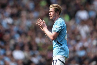 Manchester City 'den Kevin De Bruyne, Premier League maçı sırasında Etihad Stadyumu' nda oynanan Manchester City-Crystal Palace maçında taraftarları alkışlıyor.