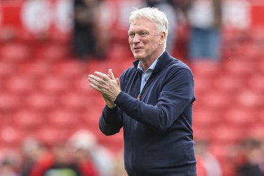 Everton 'ın David Moyes teknik direktörü Premier League maçından sonra İngiltere' nin Nottingham City Ground kentinde oynanan Everton maçında taraftarları alkışlıyor.