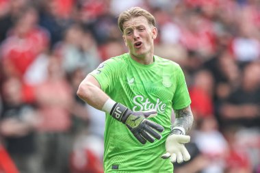 Everton 'dan Jordan Pickford 12 Nisan 2025' te Nottingham Forest, Everton 'a karşı oynadığı Premier League maçında takım talimatlarını veriyor.
