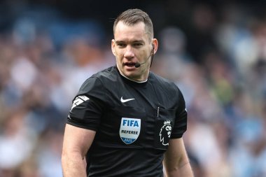 Hakem Jarred Gillet Premier Lig maçı sırasında Manchester City, Etihad Stadyumu 'nda Crystal Palace' a karşı, 12 Nisan 2025