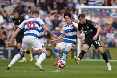 Bristol City 'den Jason Knight, 12 Nisan 2025' te Londra 'daki Kiyan Prince Foundation Stadyumu' nda Queens Park Rangers ile Bristol City arasındaki Sky Bet Şampiyonası maçında baskı altında ileri pas atıyor.