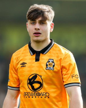 Cambridge United takımından Josh Stokes, 12 Nisan 2025 'te Cledara Abbey Stadyumu' nda oynanan Cambridge United - Charlton Athletic maçında maçı izliyor.