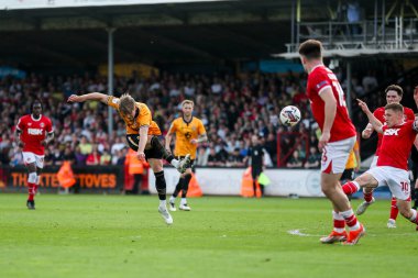 Cambridge United takımından Dom Ballard, 12 Nisan 2025 'te Cledara Abbey Stadyumu' nda oynanan Cambridge United - Charlton Athletic maçında çekim yapıyor.