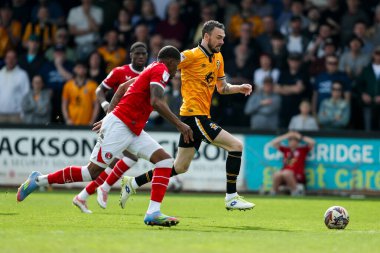 Cambridge United takımından Scott Malone, 12 Nisan 2025 'te Cledara Abbey Stadyumu' nda oynanan Cambridge United - Charlton Athletic maçında topu aldı.