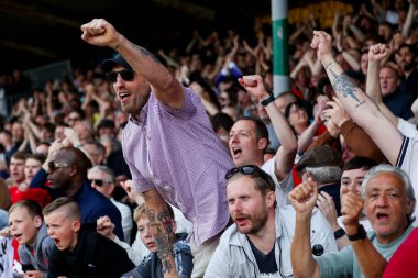 Charlton Athletic taraftarları, 12 Nisan 2025 'te Cledara Abbey Stadyumu' nda oynanan Cambridge United - Charlton Athletic maçının ardından takımların galibiyetini kutluyor.