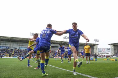 Warrington Wolves oyuncuları maç öncesi ısınma turunda Warrington Wolves vs Hull FC 'ye karşı Halliwell Jones Stadyumu, Warrington, İngiltere, 12 Nisan 2025
